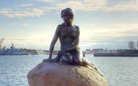 Estatua de la sirenita en Dinamarca